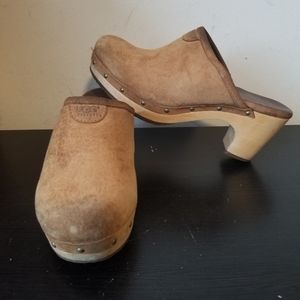Ugg Clog Tan Suede Womens Sz.6 Wood